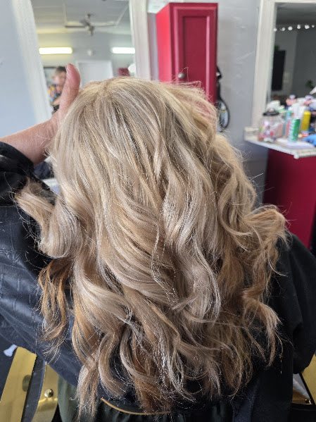 Tinte rubio con ondas hecho en GMS Beauty Salon, Madera CA