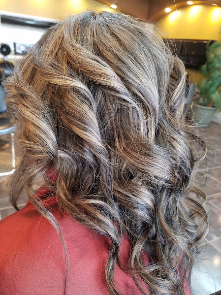 Shoulder-length wavy hair with blonde and brown tones