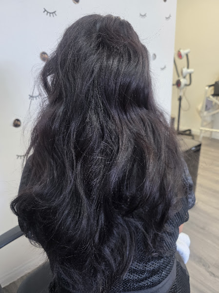 Before keratin treatment: long dark hair with waves, volume and frizz