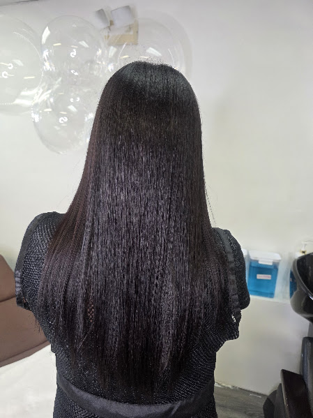 After keratin treatment: long straight hair with sealed, frizz-free ends